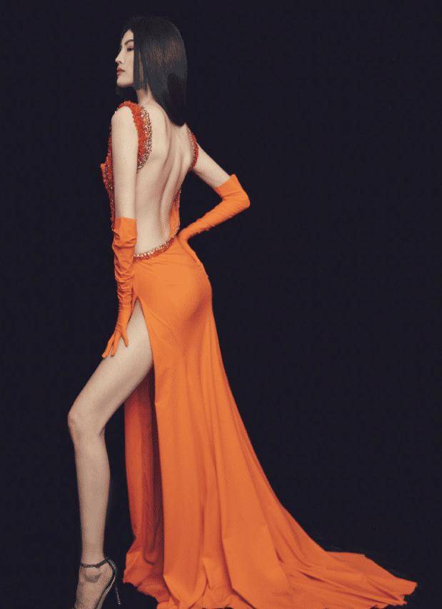 超模何穗复古造型太时尚,罕露美背玉肌,深v大开白到发光_运动_动作