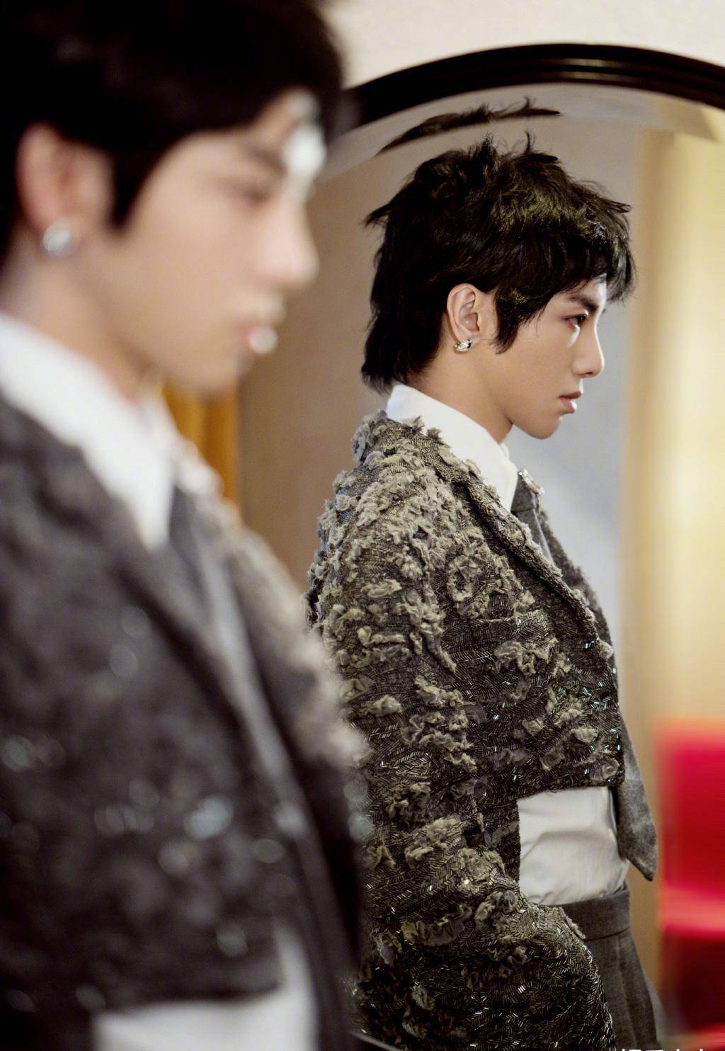 华晨宇出席"星动之夜"造型,繁复银丝燕尾设计,贵气少年格调_盛典_外套