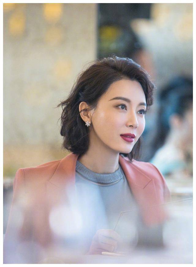 陈数《完美关系》造型,修身剪裁西装外套,利落干练职场女性风格