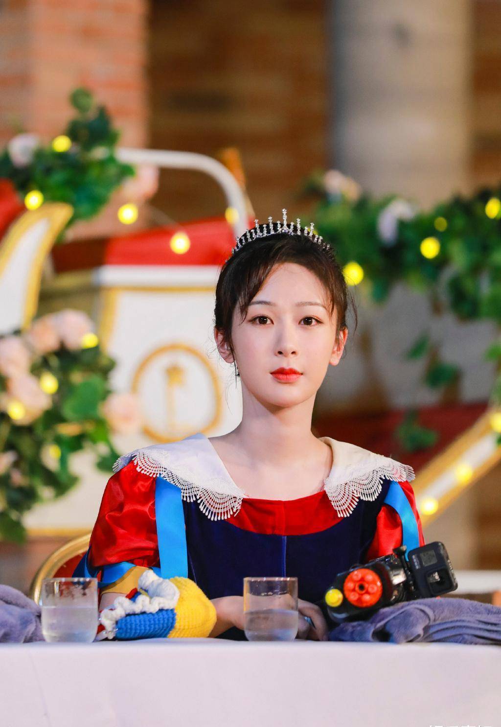 《萌探探探案》杨紫造型,泡泡袖连衣裙,头戴皇冠,俏皮又可爱_白雪公主