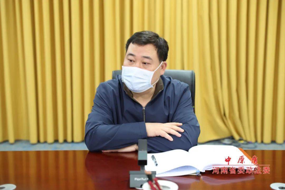 袁永新认真听取每一位党员发言,并紧密联系工作和思想实际,与大家一起