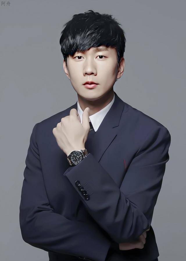 在林俊杰的世界里,换女友比换衣服还快,前与林采薇频传绯闻,后与吴佳