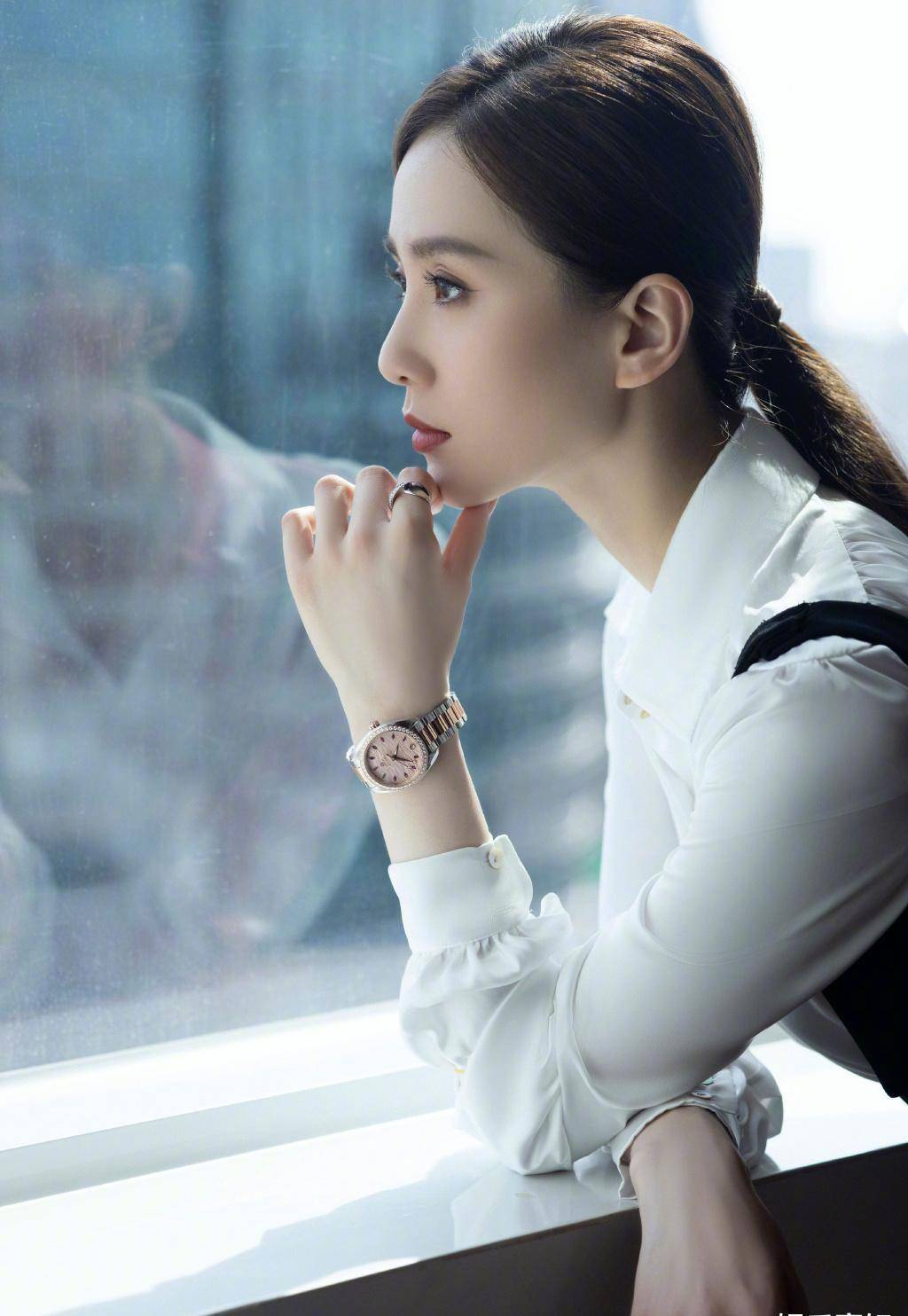 刘诗诗出席活动造型,梳起利落马尾,白衬衫黑长裤,优雅干练_刘英俊