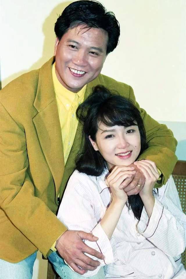 1992年,34岁的恬妞因戏生爱带着女儿嫁给了偶像万梓良_叶聪豪_印尼