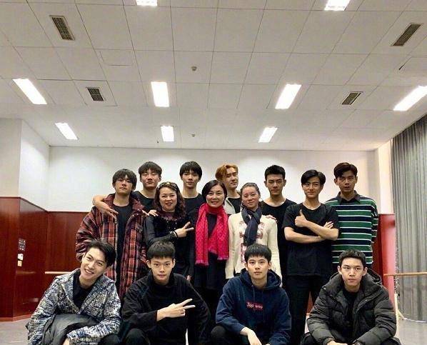 最近也是有人找到了易烊千玺和同班同学们上课时候的合照,合照里面