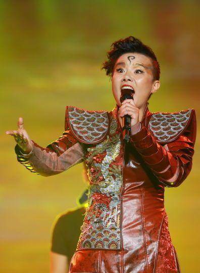 龚琳娜:搞怪另类民歌歌手,《忐忑》唱响民歌神曲,至今无人超越_音乐