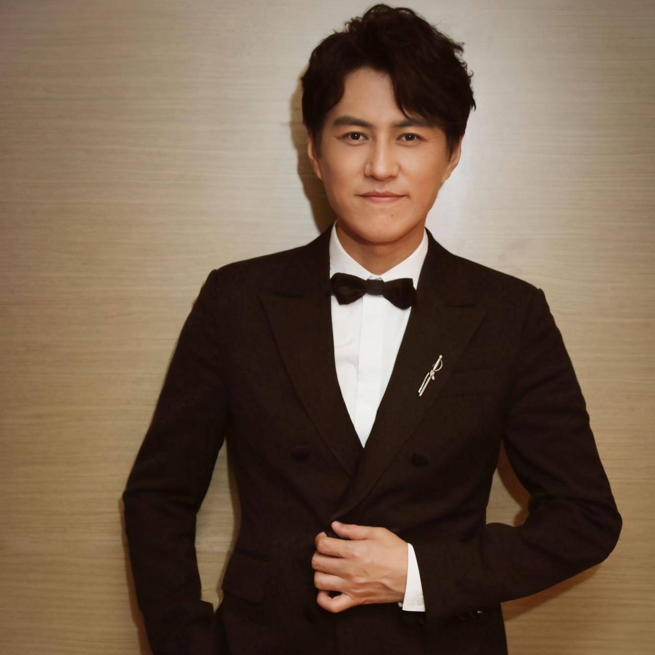 由此可见，靳东对于这个新身份非常重视，也非常珍惜。所谓能力越大，责任越大