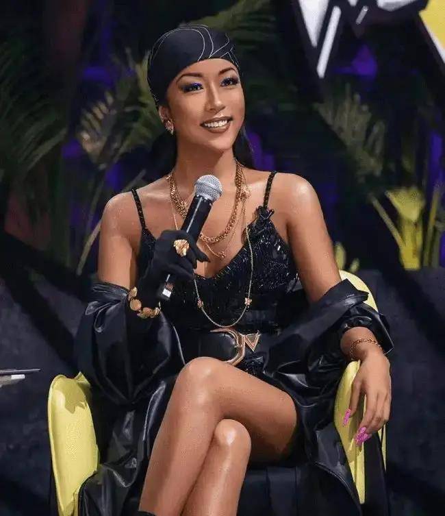 曾经刚出道就大获成功的她,为何现如今吉克隽逸却"糊穿地心"?