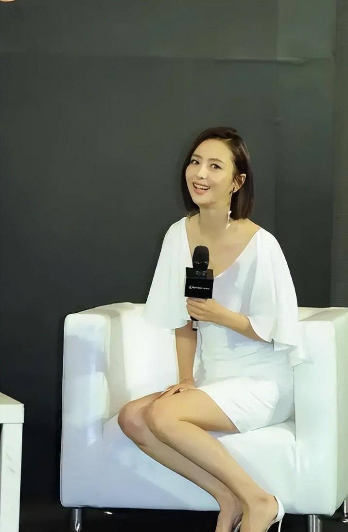 舞蹈出身的佟丽娅也是有着一双傲人的美腿,短裙更能凸显腿部的曲线.