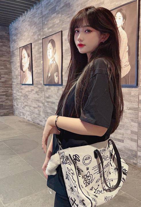 原创"傻白甜"网红钟婷人气下滑,作品敷衍原创少,你多久没刷到她了