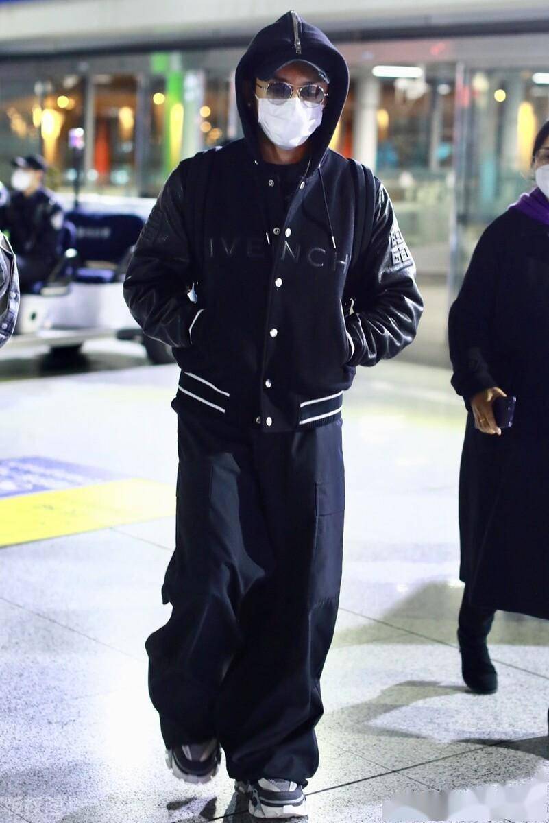 苏有朋抵达北京机场,身穿黑色棒球服休闲时尚