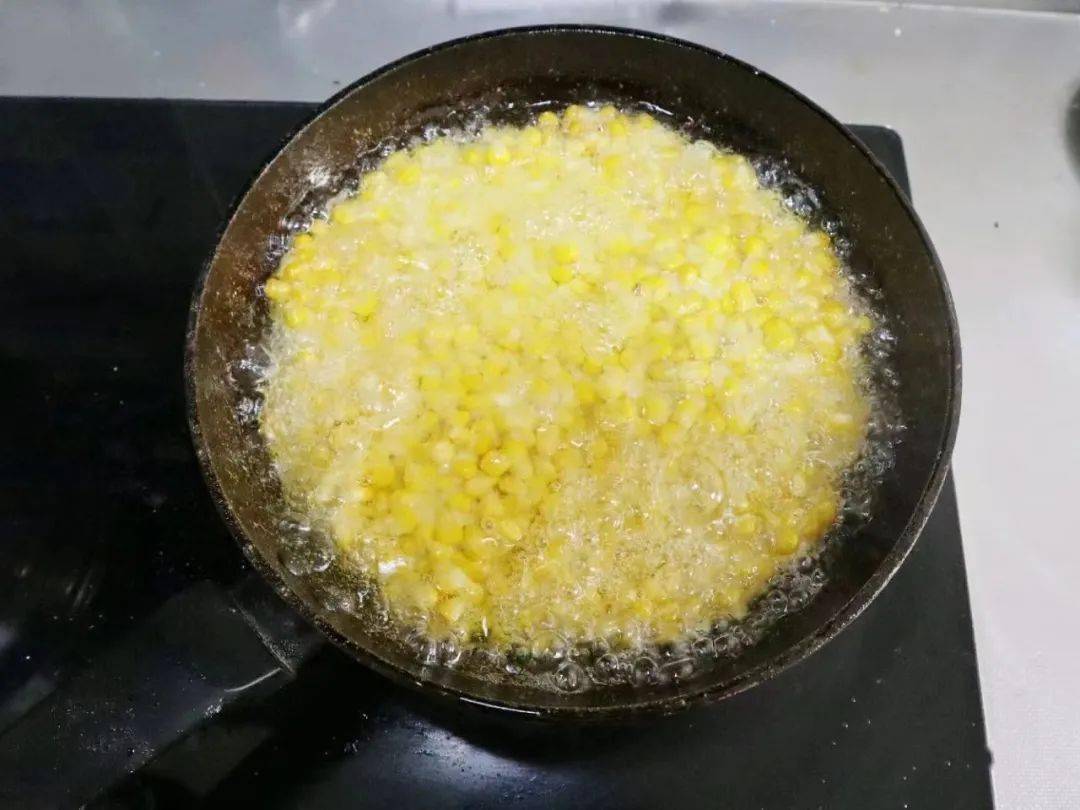 玉米可不要只会煮着吃了，快看这个黄金玉米烙，做出来香甜酥脆！
                
                 