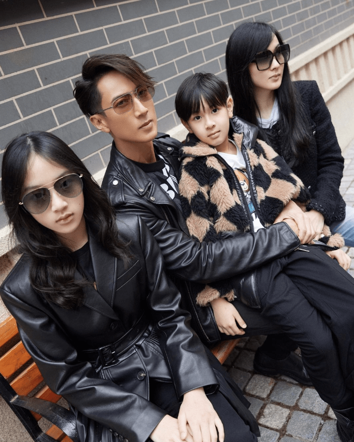 吴尊晒横店写真,一家四口神态高冷像特务,12岁neinei身高直追爸爸_max