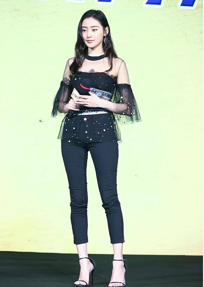 原创"人参果"的紧身牛仔裤搭配蕾丝上衣,张天爱彻底放飞自我_时尚