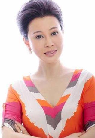 挤走原配嫁导演,结婚19年不生娃被分手,如今64岁现状唏嘘_邬倩倩