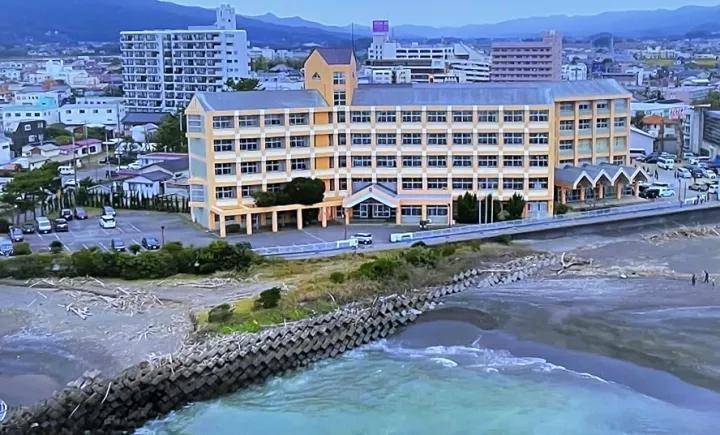 虽然两所学校都差不多.但是起码鸭川令德高中还在海边.