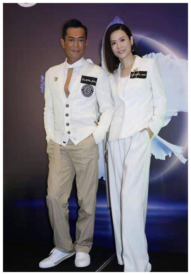 49岁宣萱优雅亮相,与古天乐穿白色情侣装同台,郎才女貌太般配_西装