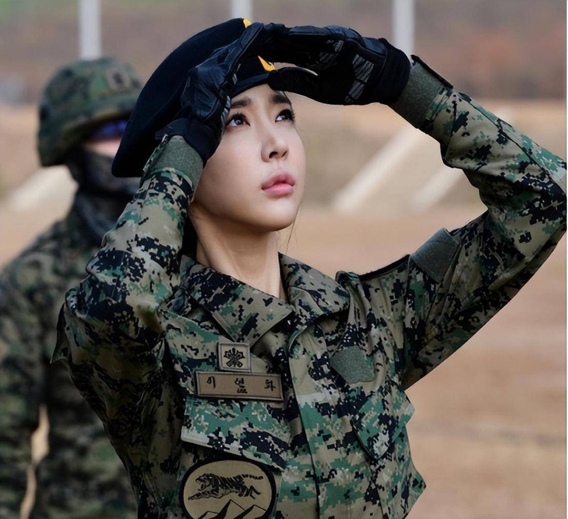 穿上了军装之后的李允花展现出了她性格刚强