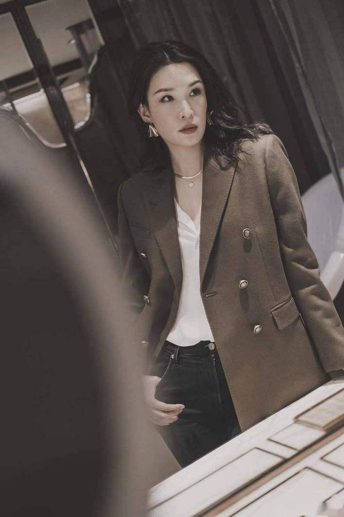 佟晨洁魏巍恩爱同框庆祝结婚8周年!