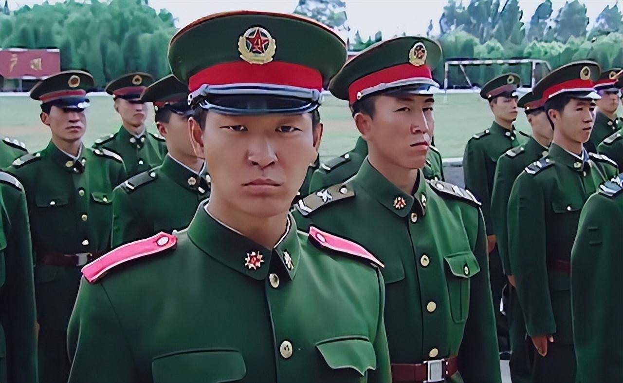 《士兵突击》:马小帅为何佩戴的是红肩章_高诚_军校_专科