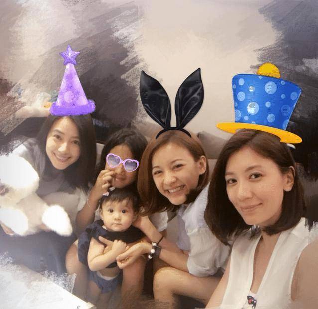 和妈妈的姐妹高圆圆,陈意涵合影,小小的咘咘虽然眼睛又大又可爱,但在