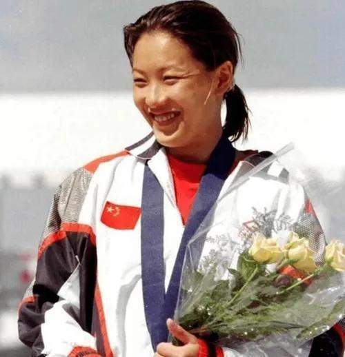 陈慧珊为梁锦松而分手,后者转头娶了伏明霞,午夜梦回时可后悔过