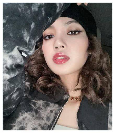 对比女星怼脸照,lisa宋茜轻松驾驭,热巴杨幂却因灯光被拖累_照片_脸部