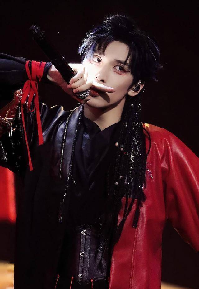 时代少年团严浩翔侧颜杀,优越下颌线,高挺鼻梁,深邃眼神杀!_帅哥_舞台