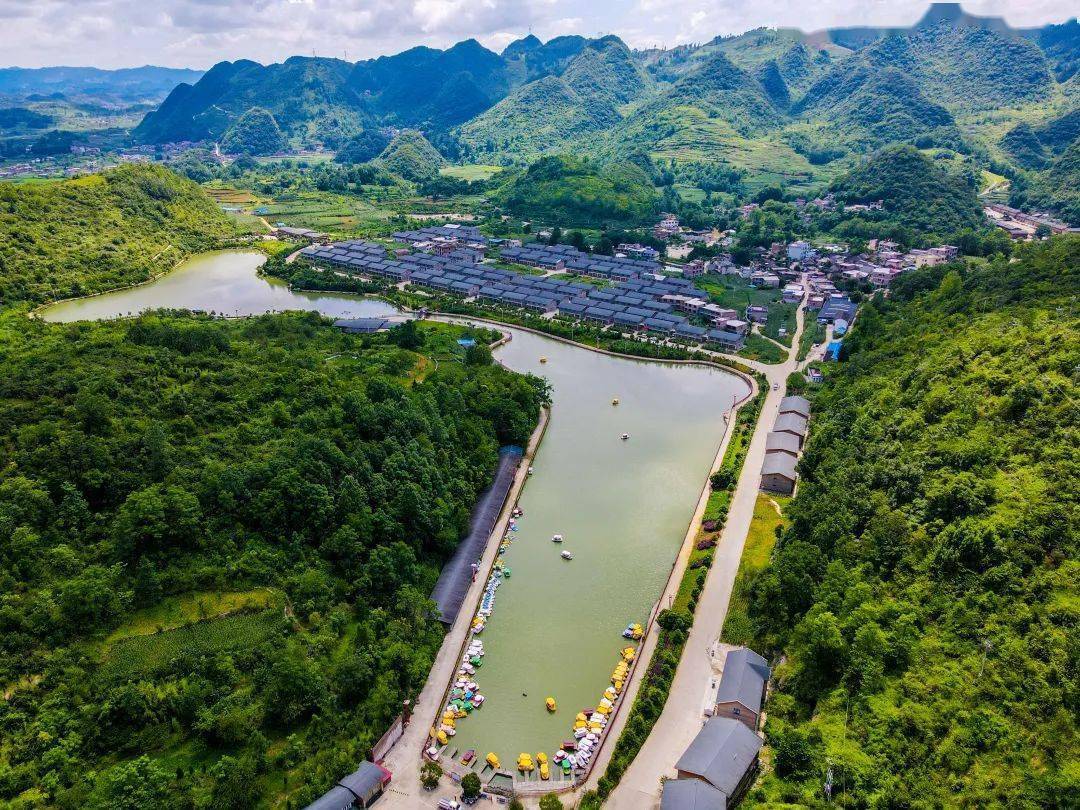 普定黔山秀水景区位于贵州省安顺市普定县玉秀街道秀水村,从普定县城