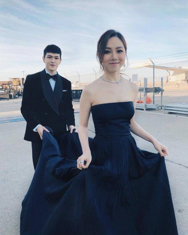 不但公开了邓紫棋现任男友的身份,是一位造型设计师,名叫mark ngai,还