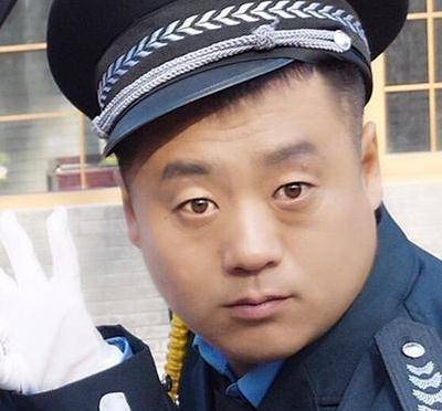 宋晓峰也凭借《乡村爱情》系列里塑造的"保安队长"形象,红遍大江南北