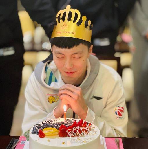 胡明轩迎23岁生日!