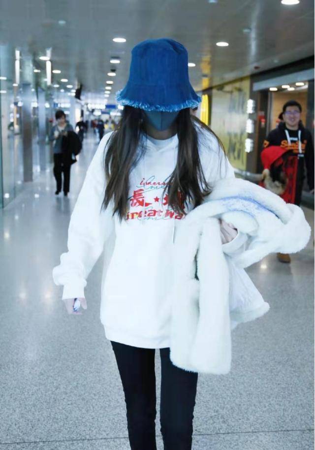 angelababy现身机场,白色连帽卫衣款式简洁,清新范儿十足_时尚_气质