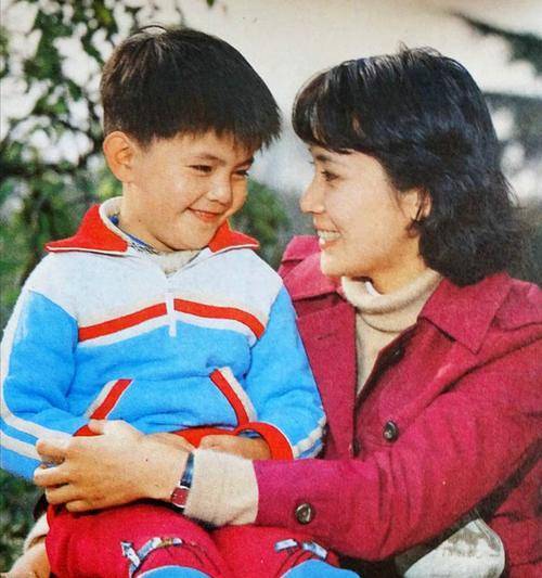 丈夫再也无法忍受这样的生活,要求她在事业和家庭中做出选择,而肖雄