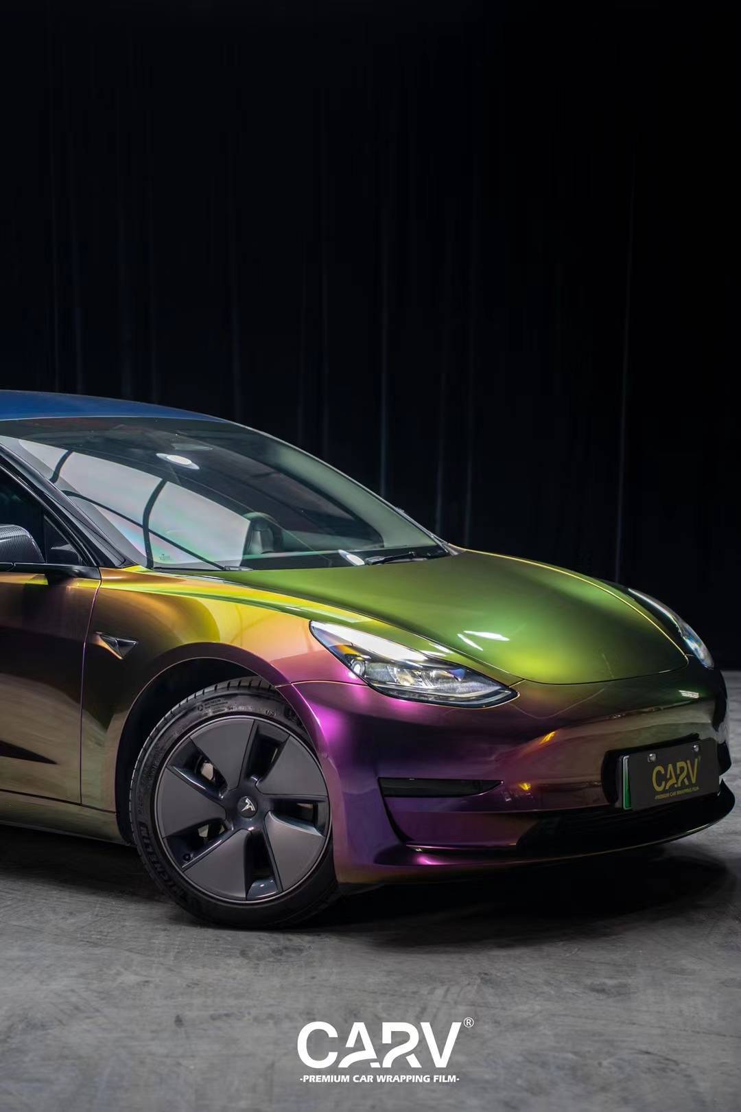 特斯拉model3卡孚改色膜白金雅丹红,生活需要些色彩_搜狐汽车_搜狐网