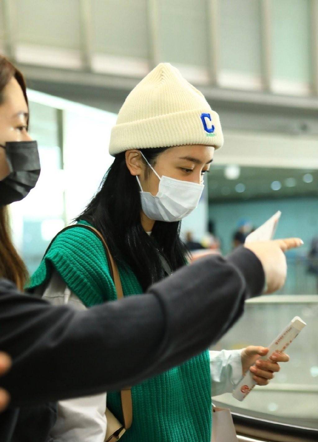 赵小棠素颜高调现身,遇到镜头毫不躲避,甚至还在做搞怪动作_网友_照片