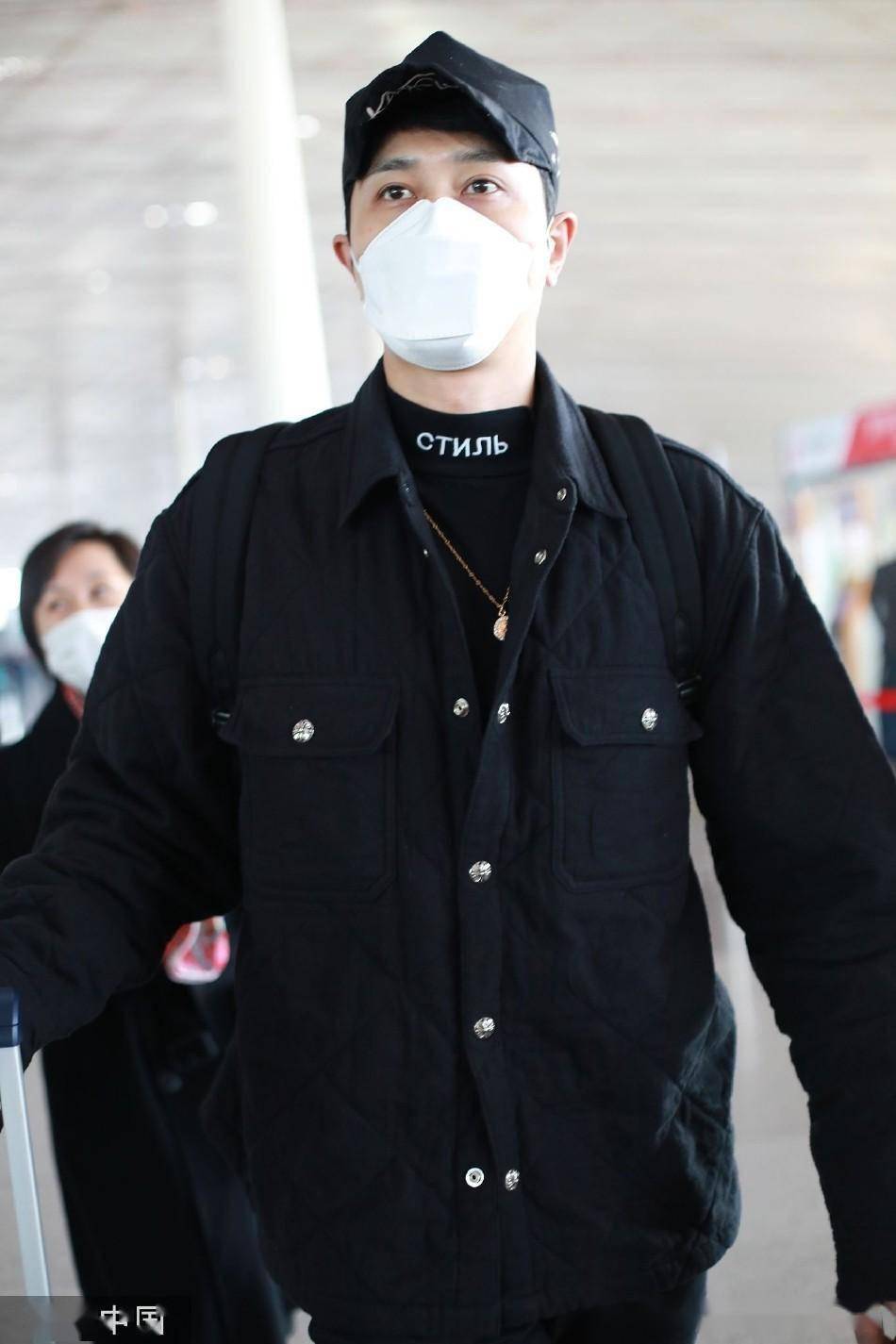 彭冠英黑色look现身机场 宽肩长腿走路带风十分吸睛_照片_出发_一身