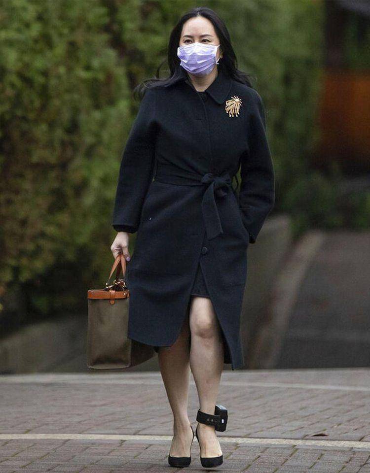 孟晚舟亲自示范:女人到了50岁,放弃大衣配打底裤,这样穿更气质_造型