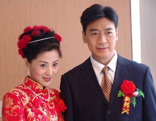 65岁老戏骨寇振海,容颜十分年轻,小21岁娇妻,比丈夫还显老_李婷