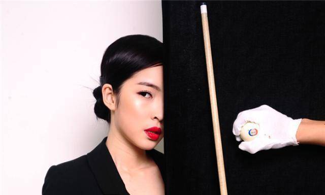 中式台球美女裁判王钟瑶现身瑞士,"台球女神"惊艳全场_潘晓婷_比赛