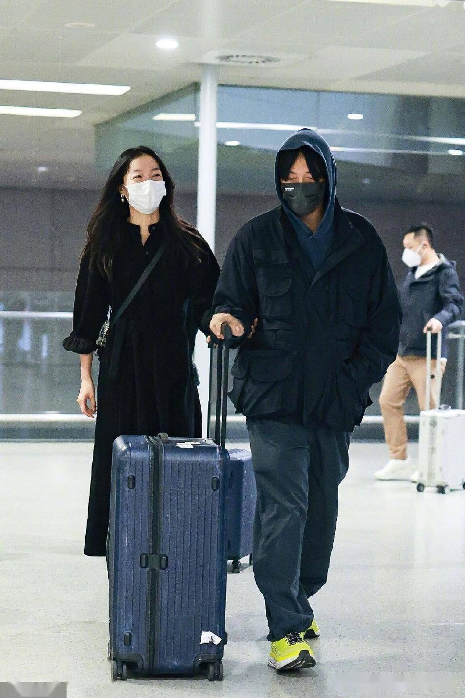 齐溪王传君深色穿搭现身机场 二人并肩而行十分甜蜜_小臂_夫妻_行李箱