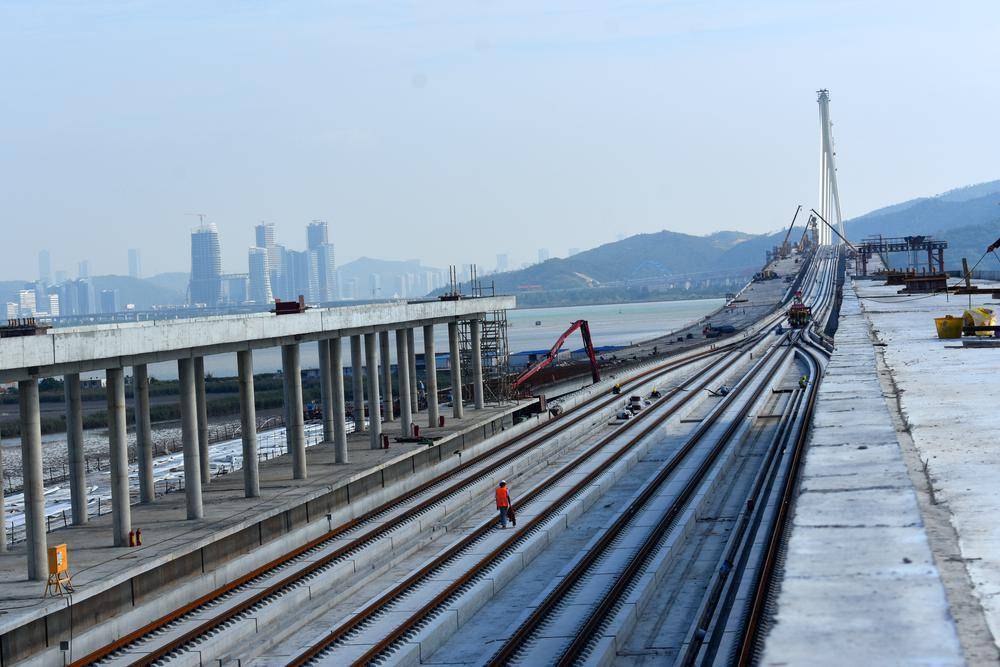 珠机城际二期鹤洲南站主体工程完成_节点_轨道_施工人员