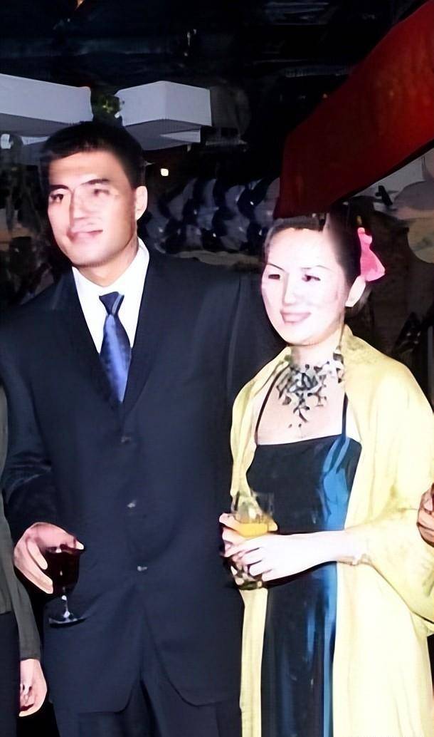 王涛的妻子叫贺伟伟,两人于2000年结婚,他新事新办,只利用假期,和妻子