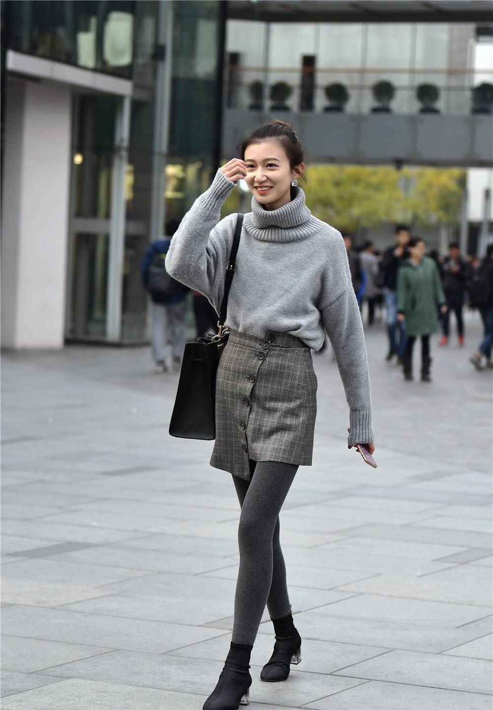 灰色天鹅绒丝袜,搭配黑色粗跟短靴,不对称的高腰短裙,很精致_美女