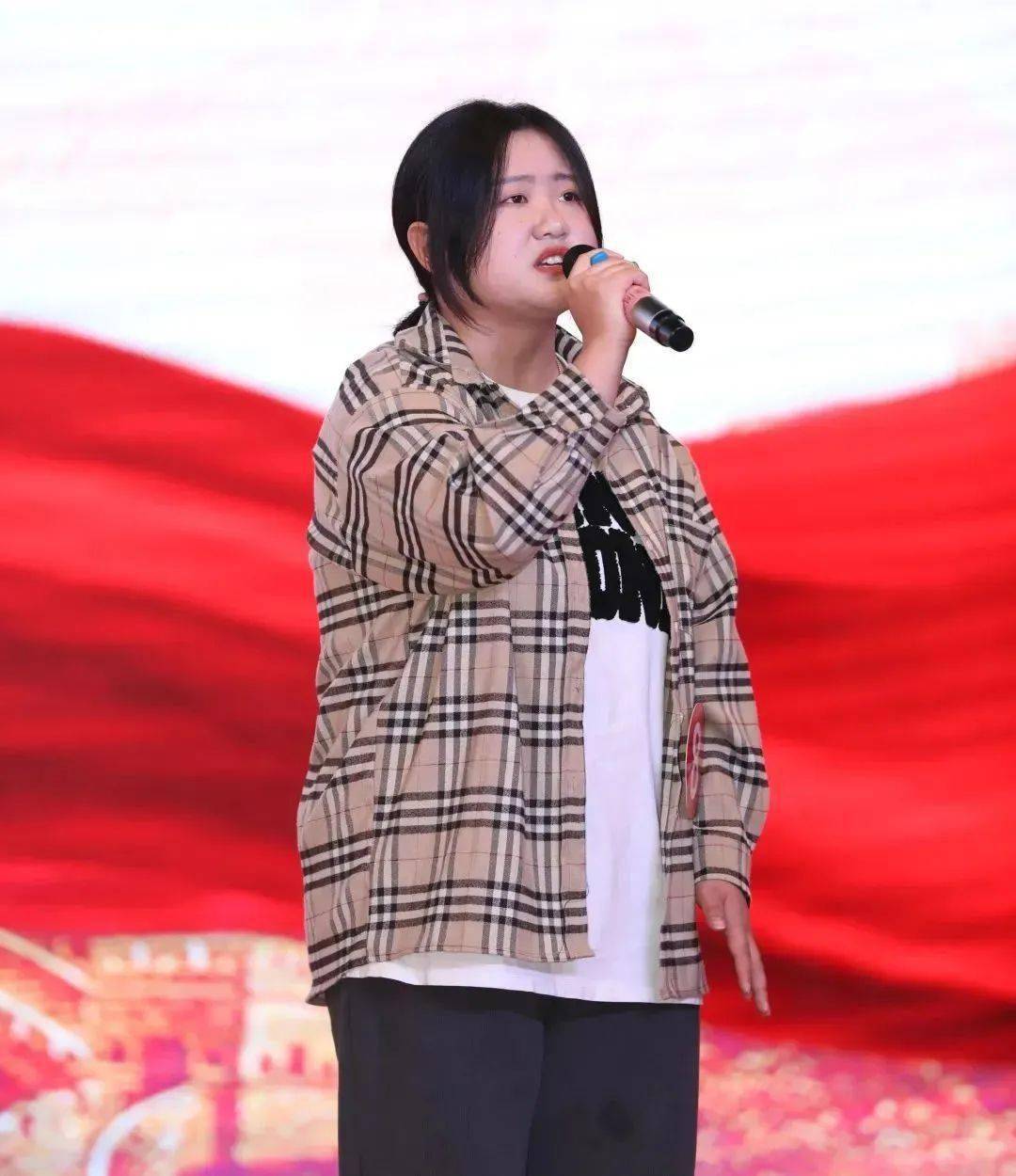 本次比赛由音乐教师陈晨