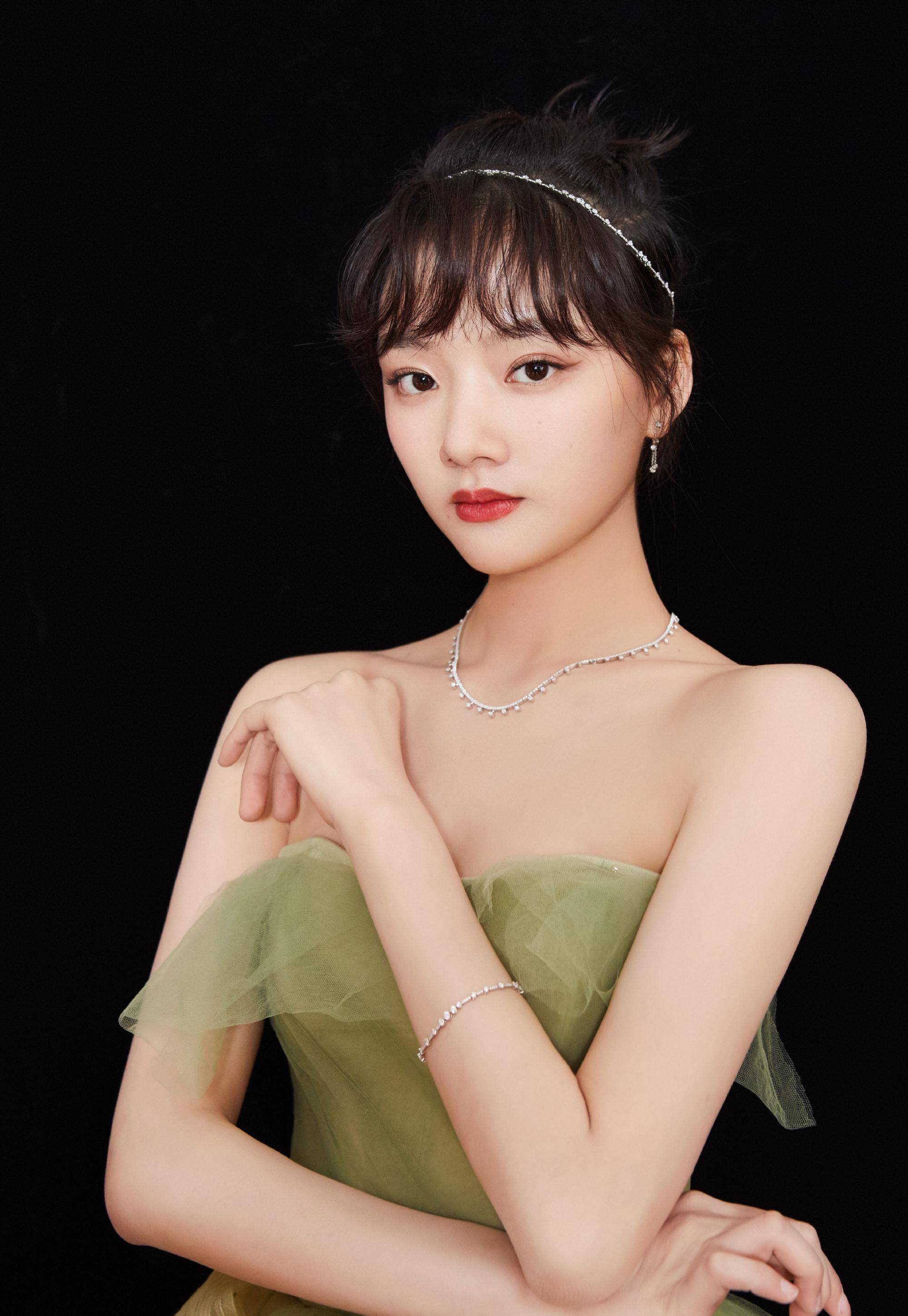 任敏年纪虽小但是气质好,穿绿色薄纱裙惊艳全场,丸子头真吸睛_身材