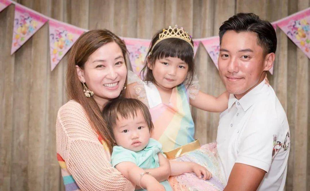 拍拖4年于2012年结婚,先后诞下女儿张雅乔(小豆)和儿子张迅桥(小花生)