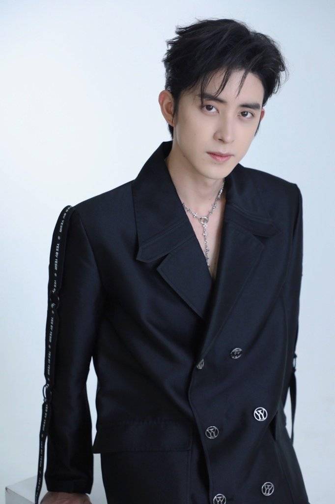 敖瑞鹏拍摄设计感西装造型写真 宣传新节目《为了我们的荣耀》