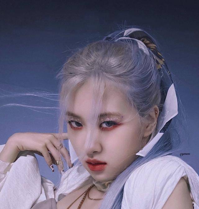 都说rose朴彩英蓝发很潮酷,看了程潇的蓝色发型,瞬间心动了_头发_颜色