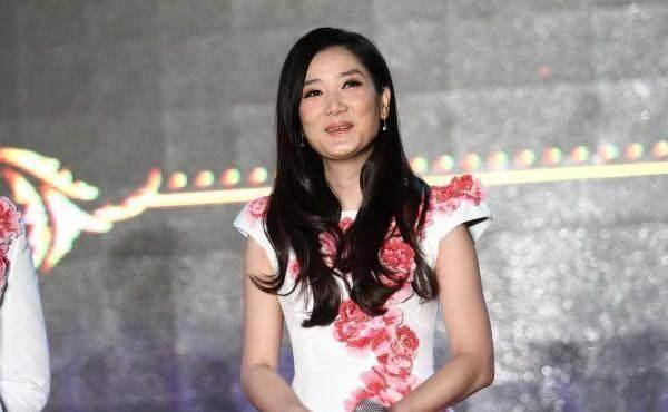 37岁凤凰传奇玲花素颜苍老不敢认,比素颜更可怕的是倒嗓_天后_嗓子